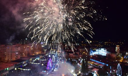 Revelion 2022, sărbătorit de mii de pietreni în Piața Ștefan cel Mare